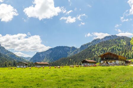 Balkon mit Meerblick und modernen Möbeln